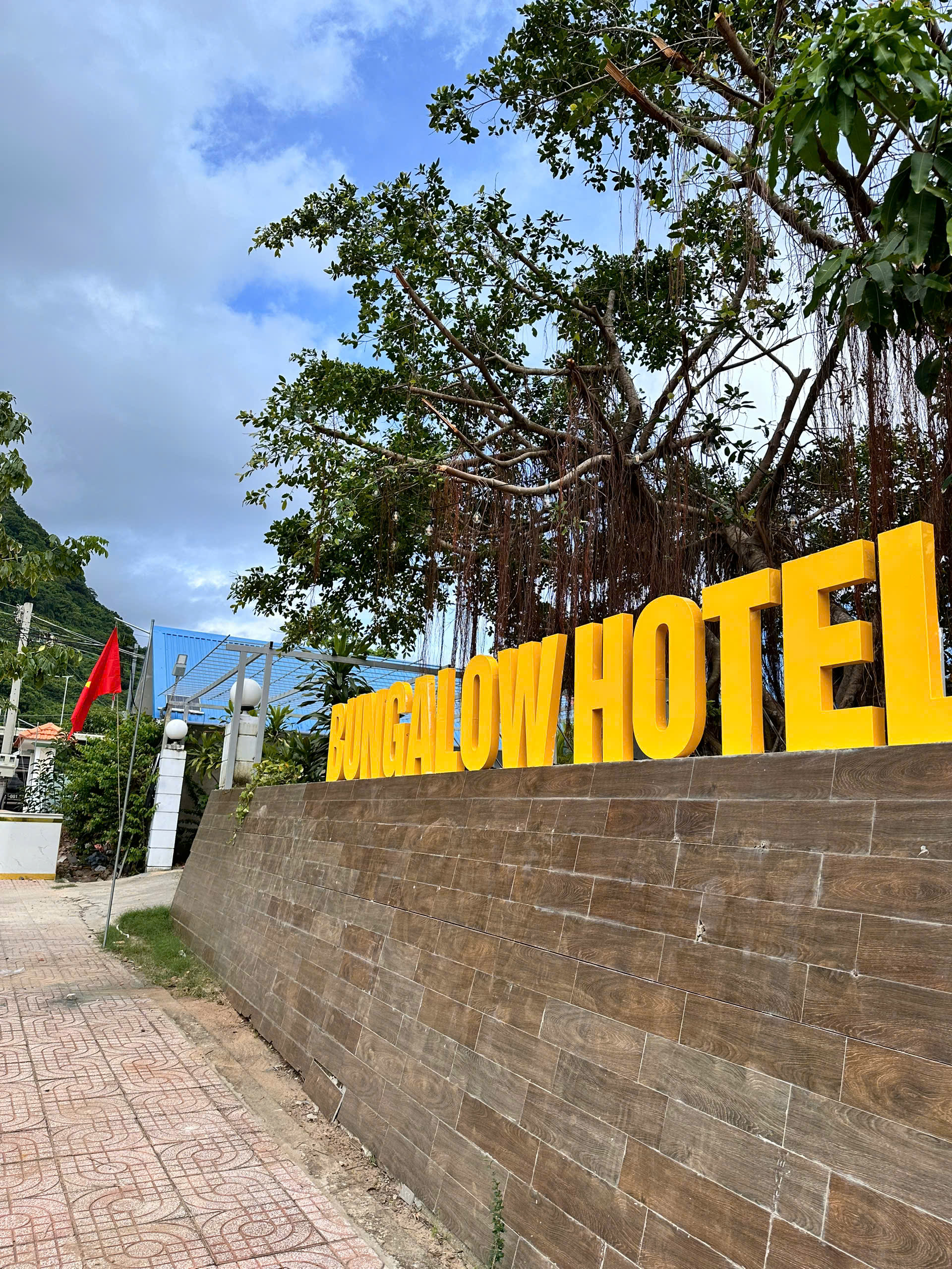 BUNGALOW HOTEL